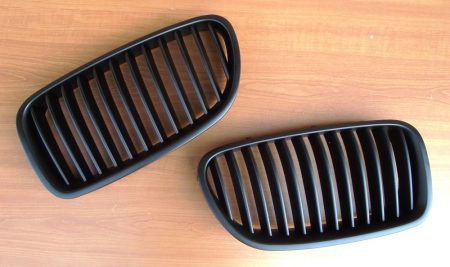 BMW 5 (F10) mattfekete grill. 
